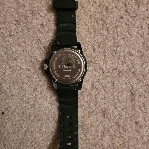Like-new Timex watch with Indiglo, black rubber band - Picture 2 of 3
